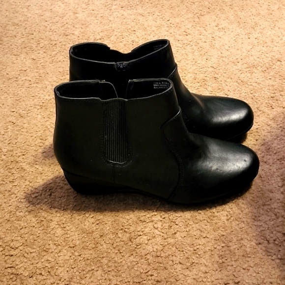 St. John's Bay Shoes - NWOT John's Bay Memory Foam Womans  Ankle Boots